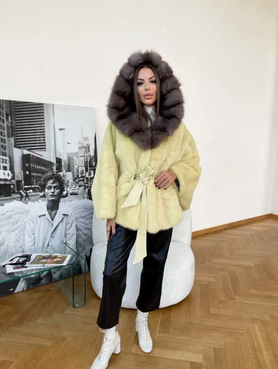 Норковое пончо с капюшоном из меха куницы