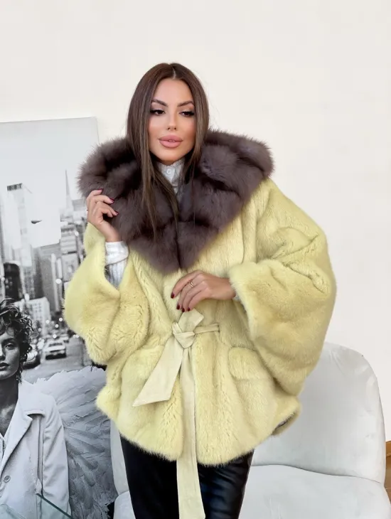 Норковое пончо с капюшоном из меха куницы