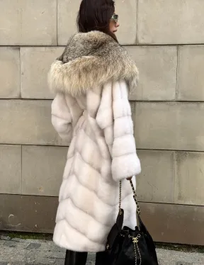 Белая норковая шуба с меховым капюшоном из рыси