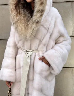 Белая норковая шуба с меховым капюшоном из рыси