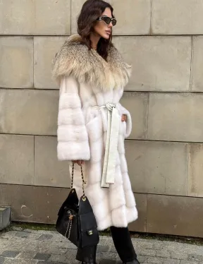 Белая норковая шуба с меховым капюшоном из рыси