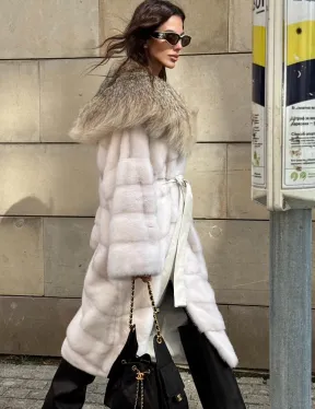 Белая норковая шуба с меховым капюшоном из рыси