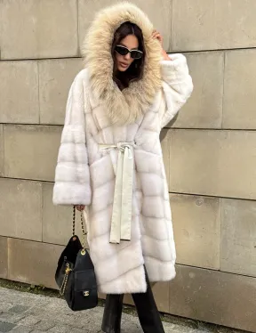 Белая норковая шуба с меховым капюшоном из рыси
