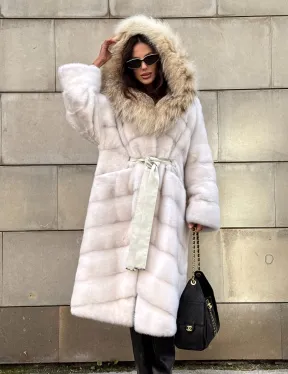 Белая норковая шуба с меховым капюшоном из рыси