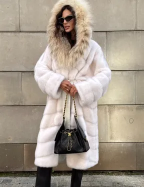 Белая норковая шуба с меховым капюшоном из рыси