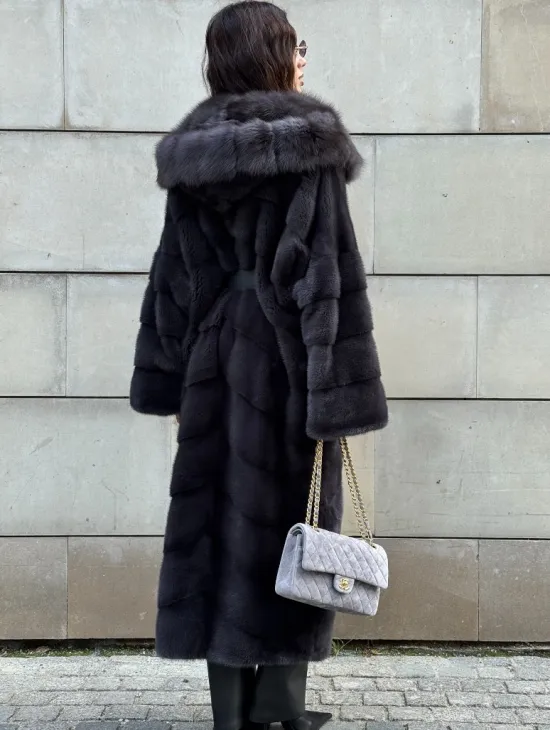 Норковая шуба в цвете графит с капюшоном из куницы