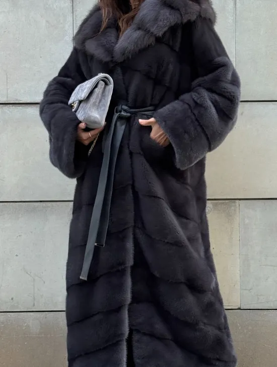 Норковая шуба в цвете графит с капюшоном из куницы