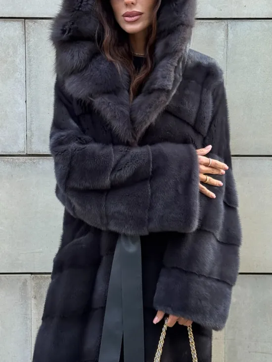 Норковая шуба в цвете графит с капюшоном из куницы