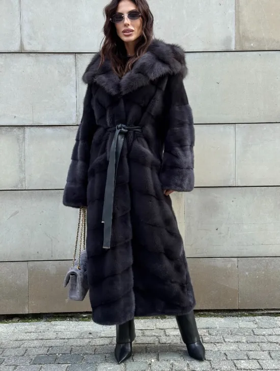 Норковая шуба в цвете графит с капюшоном из куницы