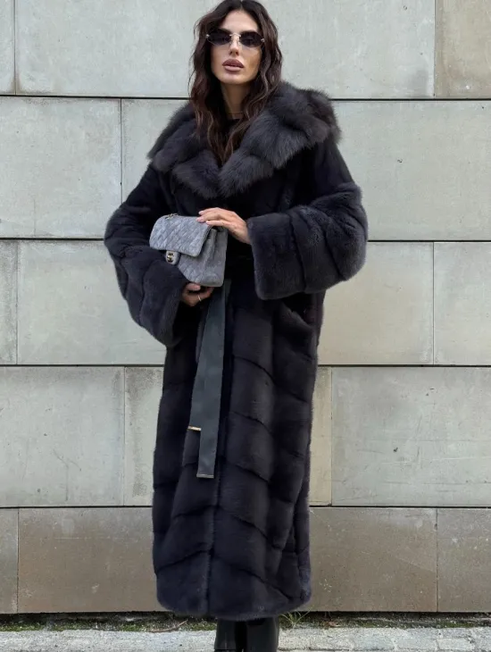 Норковая шуба в цвете графит с капюшоном из куницы