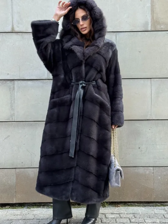 Норковая шуба в цвете графит с капюшоном из куницы