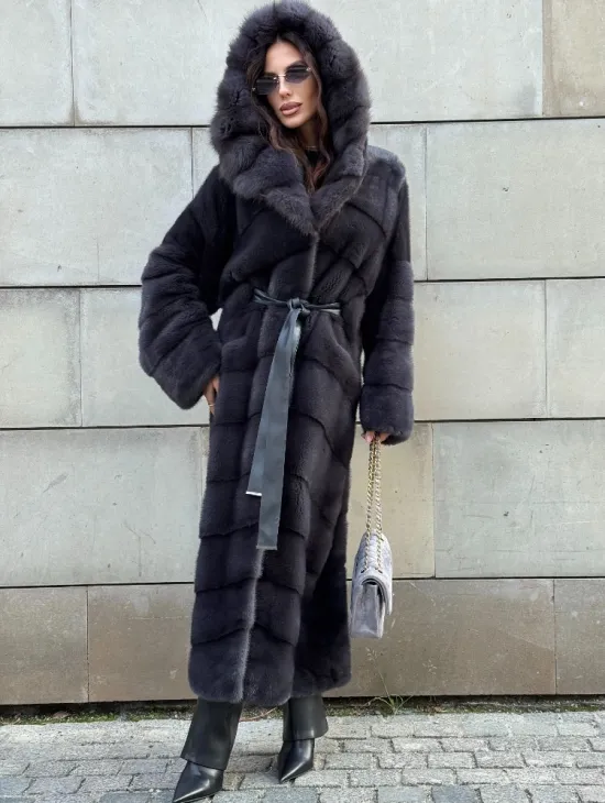 Норковая шуба в цвете графит с капюшоном из куницы