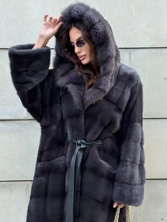 Норковая шуба в цвете графит с капюшоном из куницы