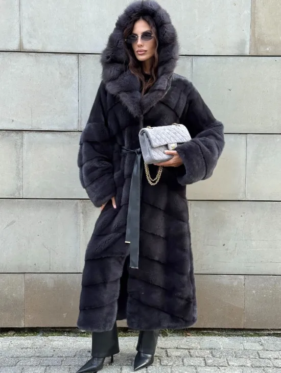 Норковая шуба в цвете графит с капюшоном из куницы