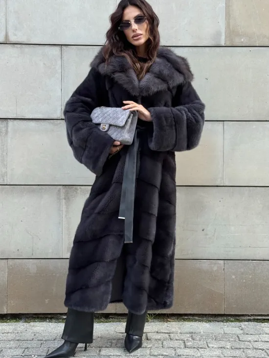 Норковая шуба в цвете графит с капюшоном из куницы