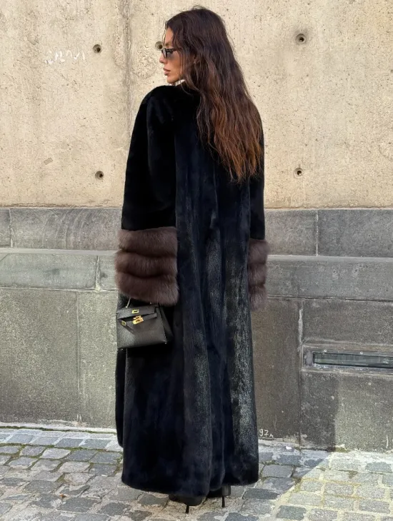 Длинная черная норковая шуба с манжетами из меха куницы