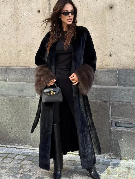 Длинная черная норковая шуба с манжетами из меха куницы