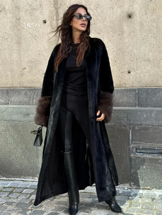 Длинная черная норковая шуба с манжетами из меха куницы