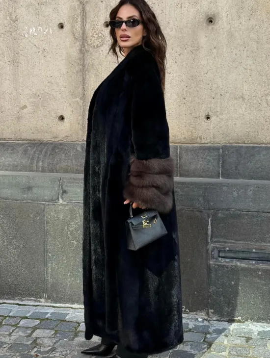 Длинная черная норковая шуба с манжетами из меха куницы