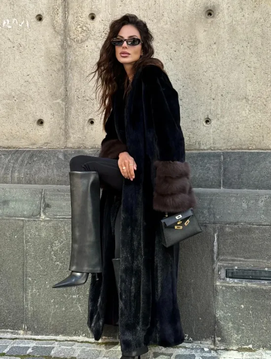 Длинная черная норковая шуба с манжетами из меха куницы