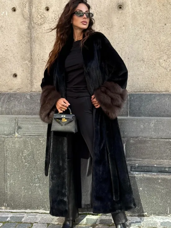 Длинная черная норковая шуба с манжетами из меха куницы