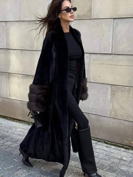 Длинная черная норковая шуба с манжетами из меха куницы