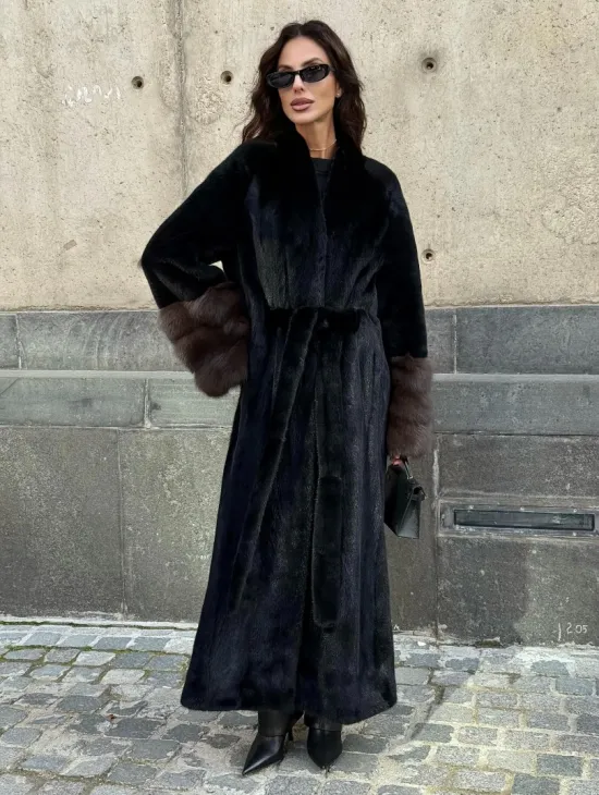 Длинная черная норковая шуба с манжетами из меха куницы