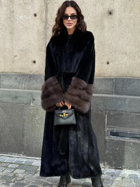 Длинная черная норковая шуба с манжетами из меха куницы