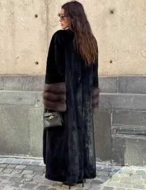 Длинная черная норковая шуба с манжетами из меха куницы
