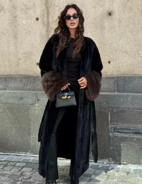 Длинная черная норковая шуба с манжетами из меха куницы