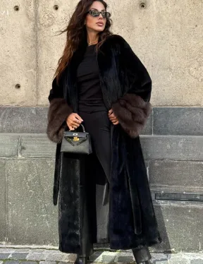 Длинная черная норковая шуба с манжетами из меха куницы