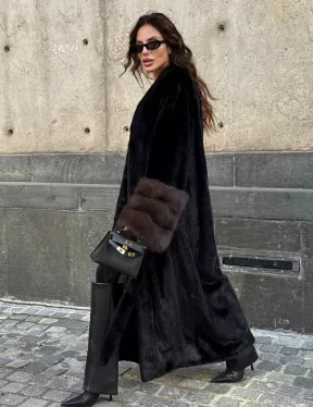 Длинная черная норковая шуба с манжетами из меха куницы