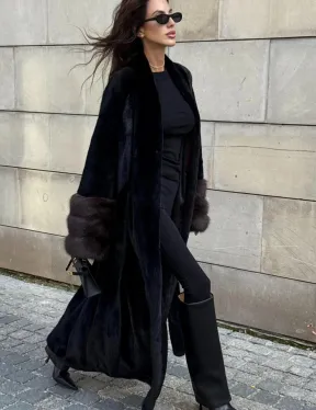 Длинная черная норковая шуба с манжетами из меха куницы