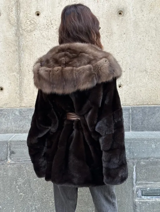 Норковый полушубок в натуральном цвете Brown с капюшоном из куницы