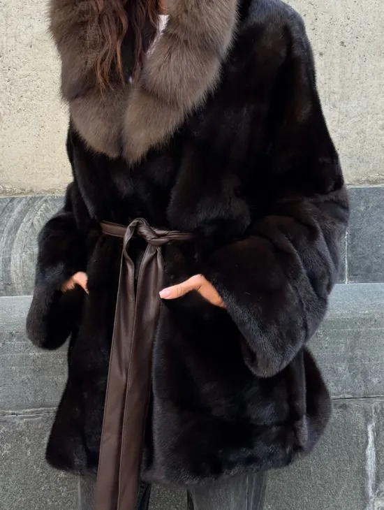 Норковый полушубок в натуральном цвете Brown с капюшоном из куницы