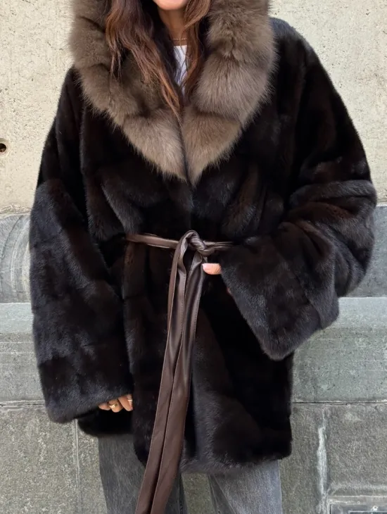 Норковый полушубок в натуральном цвете Brown с капюшоном из куницы