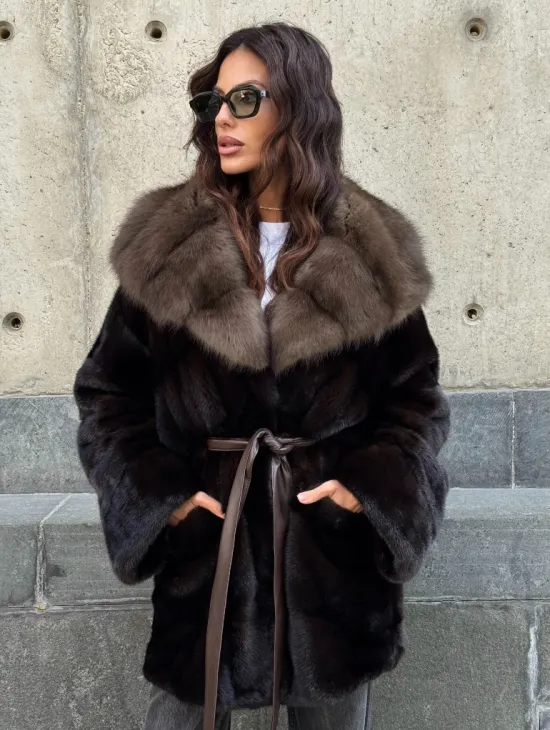 Норковый полушубок в натуральном цвете Brown с капюшоном из куницы