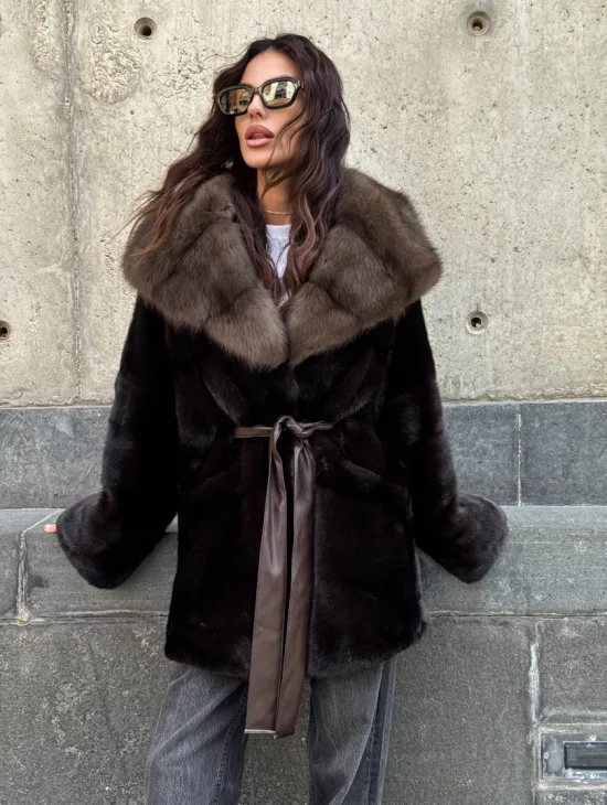 Норковый полушубок в натуральном цвете Brown с капюшоном из куницы