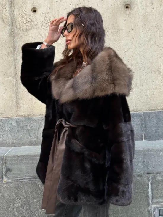 Норковый полушубок в натуральном цвете Brown с капюшоном из куницы