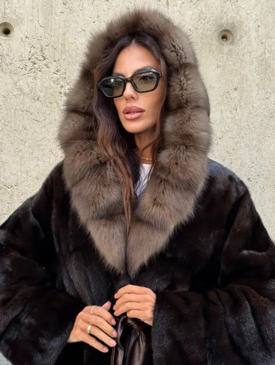 Норковый полушубок в натуральном цвете Brown с капюшоном из куницы