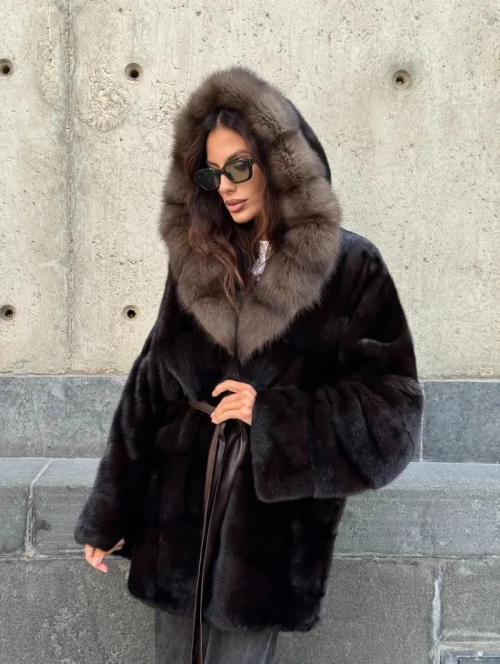 Норковый полушубок в натуральном цвете Brown с капюшоном из куницы