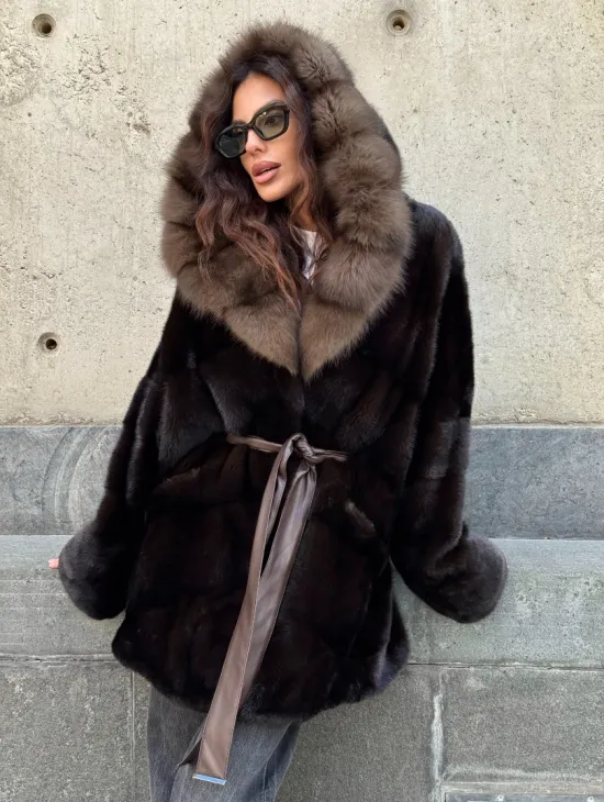 Норковый полушубок в натуральном цвете Brown с капюшоном из куницы