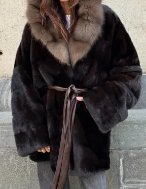 Норковый полушубок в натуральном цвете Brown с капюшоном из куницы