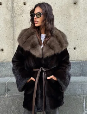 Норковый полушубок в натуральном цвете Brown с капюшоном из куницы