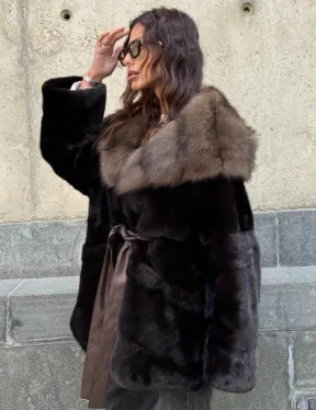 Норковый полушубок в натуральном цвете Brown с капюшоном из куницы