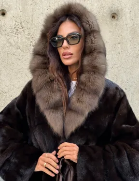 Норковый полушубок в натуральном цвете Brown с капюшоном из куницы