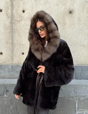 Норковый полушубок в натуральном цвете Brown с капюшоном из куницы