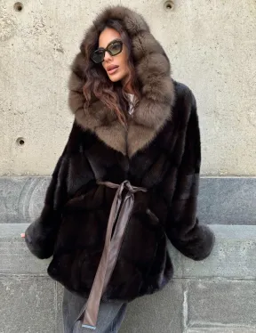 Норковый полушубок в натуральном цвете Brown с капюшоном из куницы