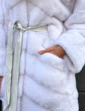 Белая норковая шуба средней длины с капюшоном из рыси