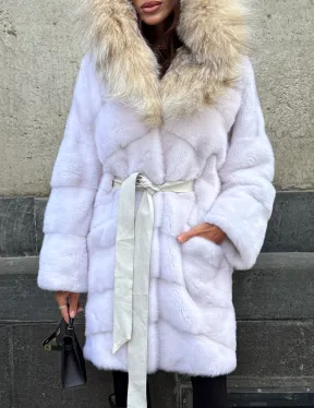 Белая норковая шуба средней длины с капюшоном из рыси